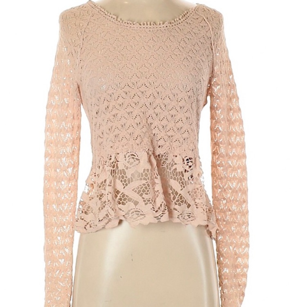 Like new lace detail top w/bow closure back